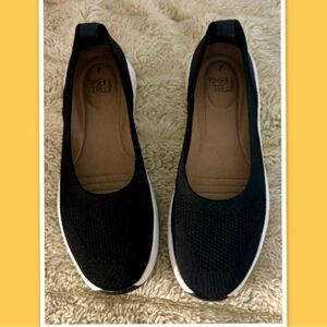 Time And Tru Women’s Slip On’s